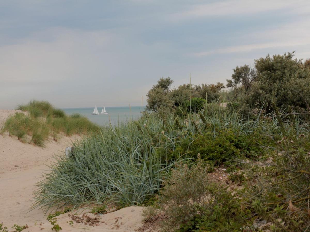 Beautiful And Spacious Villa With A Panoramic View Near The Beach Of Cadzand Bagian luar foto